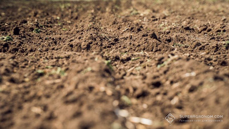Для зниження кислотності ґрунтів та підвищення врожайності культур, поля на Вінниччині удобрюють дефекатом