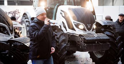 Сергій Лук'янець, головний Product-менеджер брендів Fendt і Valtra компанії AGCO,  презентує трактори Valtra