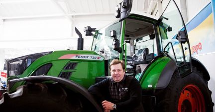 Директор з маркетингу AGCO у Східній Європі Антон Костирко поряд з трактором Fendt 720