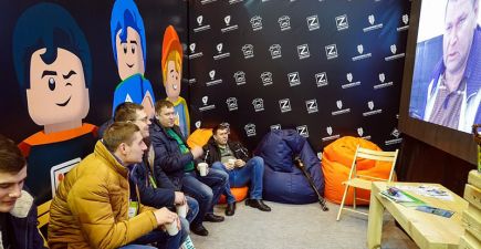 Відвідувачі імпромізованого кінозалу на стенді Latifundistmedia
