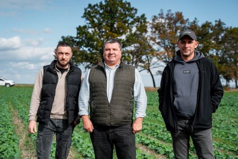 У полі озимого ріпаку «Нібулон Агро»: Євген Ніколенко (директор Миколаївського кластеру «Нібулон Агро») Олег Веселов (директор з агровиробництва), Олександр Шевченко (головний агроном)