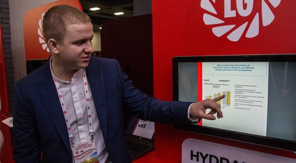 Фахівець компанії «Лімагрейн Україна» знайомить учасників конференції з можливостями програмного інструменту HYDRANEO Tool