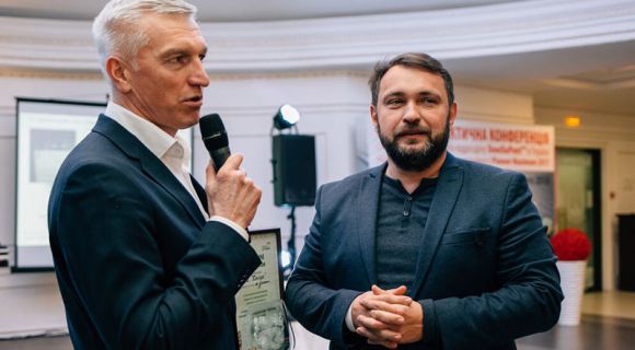 Андрій Душейко, керівник СТОВ «Дніпро» (праворуч), отримує приз за перемогу в Конкурсі врожайності Pioneer Maximum 2017