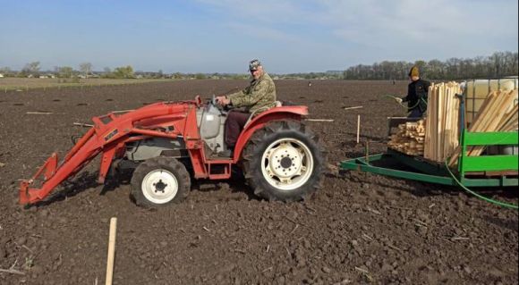 Початок роботи над фундуковим садом. Фото з особистого архіву Павла Рогози / Суспільне.Дніпро