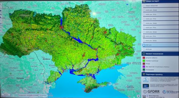 Перше літо після війни у 2022 році: територія, позначена рожевим кольором, — це земля, яка не обробляється, що збігається з лінією фронту. Дані CropWise, презентація професора Марка Гортона