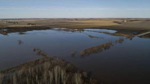 Через масштабні паводки під водою опинилися десятки тисяч гектарів полів у США