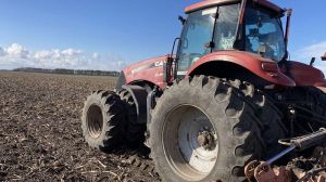 Близько 70% полів ГК АСТ на Київщині заміновано, але це не зупиняє аграріїв