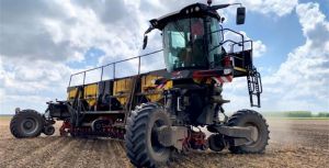В Україні вперше посіяли кукурудзу колісним системним трактором NEXAT​