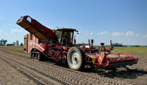 В Україні запрацював перший самохідний чотирирядний картоплезбиральний комбайн 