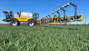 Обприскувач Chafer з камерами на штанзі для розпізнавання бур'яну китника мишехвостого серед посівів злакових культур