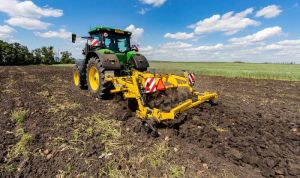 Глибокорозпушувач TERRALAND 3000 D5R в роботі