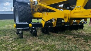 Бункер для добрив BEDNAR COMBO SYSTEM зі спеціальними прорізними дисками великого діаметру