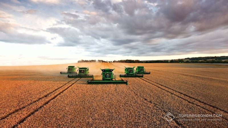 Українські аграрії зібрали перші 2,5 тисячі тонн зернових нового врожаю