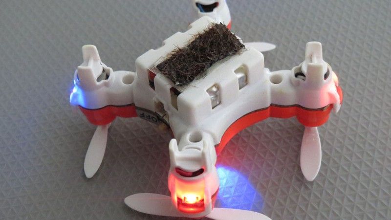 Японці створили крихітного дрона для запилення рослин