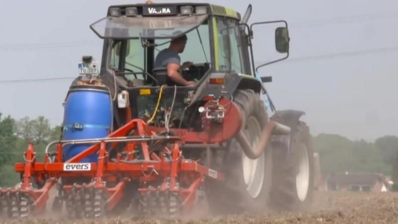 Німецький фермер удобрює свої поля вихлопними газами