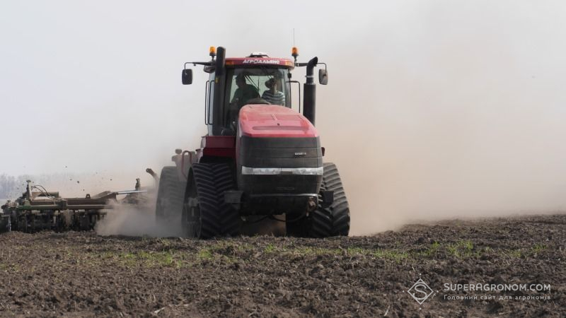 В центрі та на півночі України аграрії проводять передпосівний обробіток ґрунту