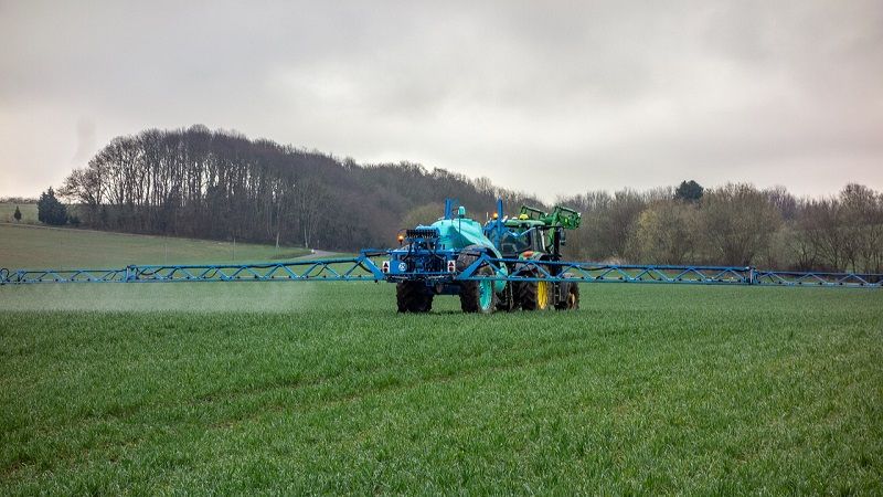 В Україні заборонять деякі небезпечні пестициди