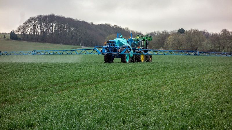 Українські аграрії з початку року використали близько 6,2 тис. тонн пестицидів