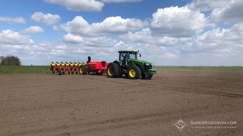 Аграрії семи областей України завершили сівбу соняшника