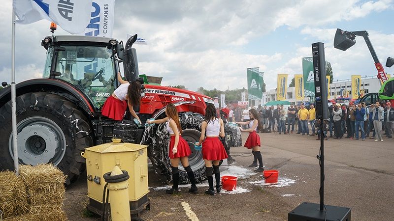 Перегони тракторів, фестиваль інновацій та бій дівчат в багнюці, — Agroshow Ukraine в Черкасах