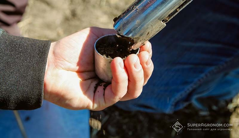 Відбір зразків ґрунту для аналізу Навіщо потрібні карти ґрунтів та як їх створювати — розповіли польські фахівці