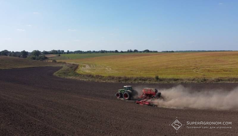 Осіння посівна, сівалка в полі