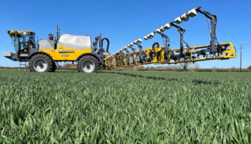 Обприскувач Chafer з камерами на штанзі для розпізнавання бур'яну китника мишехвостого серед посівів злакових культур