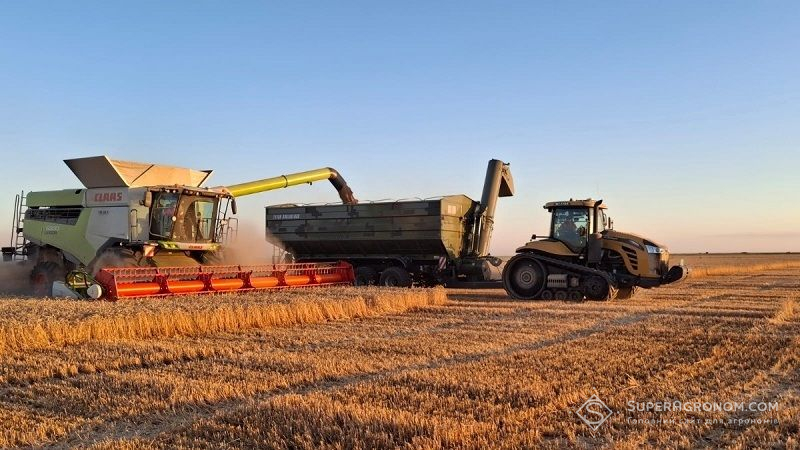 Збирання врожаю з перевантажувачем