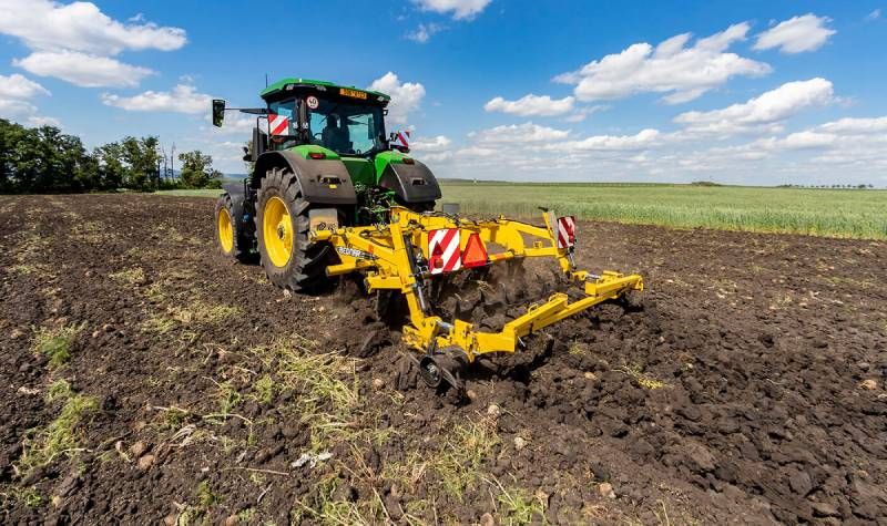 Глибокорозпушувач TERRALAND 3000 D5R в роботі