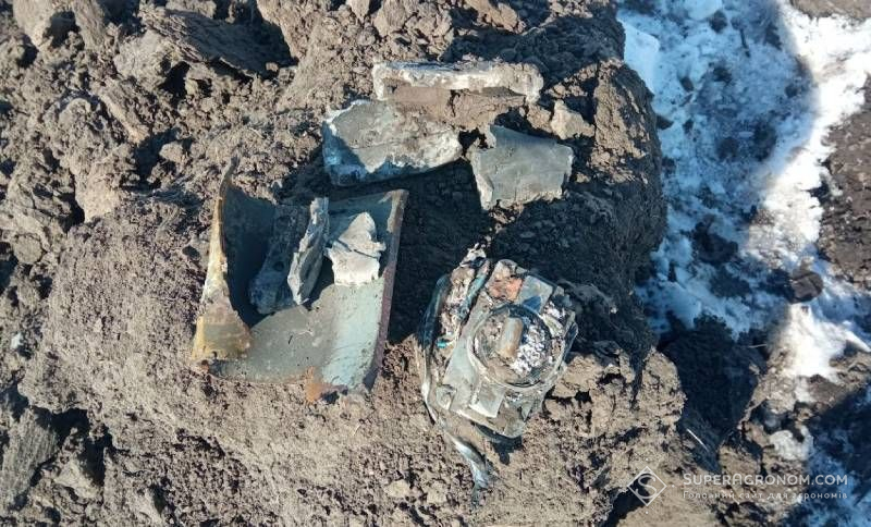 Залишки снарядів на полях біля лінії фронту