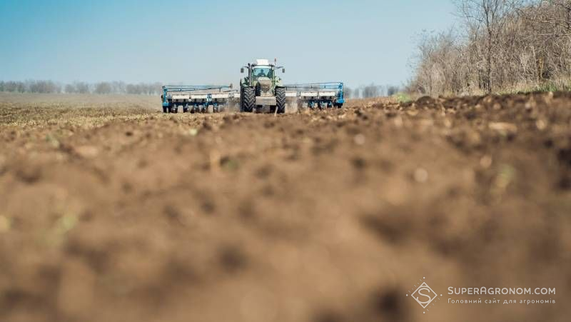 Сівалка сіє соняшник Посівна 2026