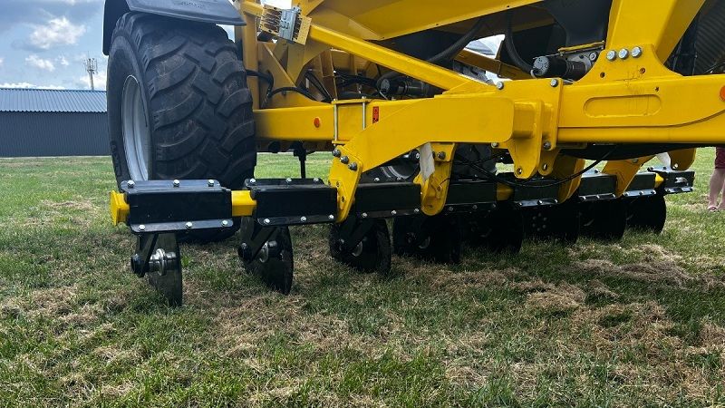 Бункер для добрив BEDNAR COMBO SYSTEM зі спеціальними прорізними дисками великого діаметру