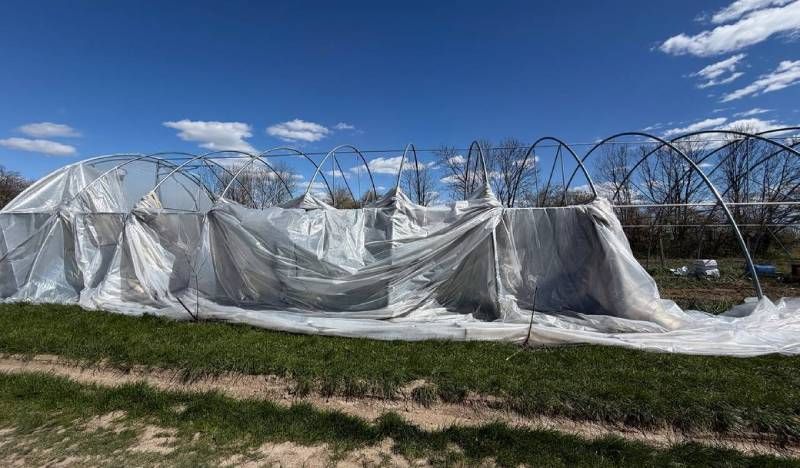 Зруйнована вітром теплиця