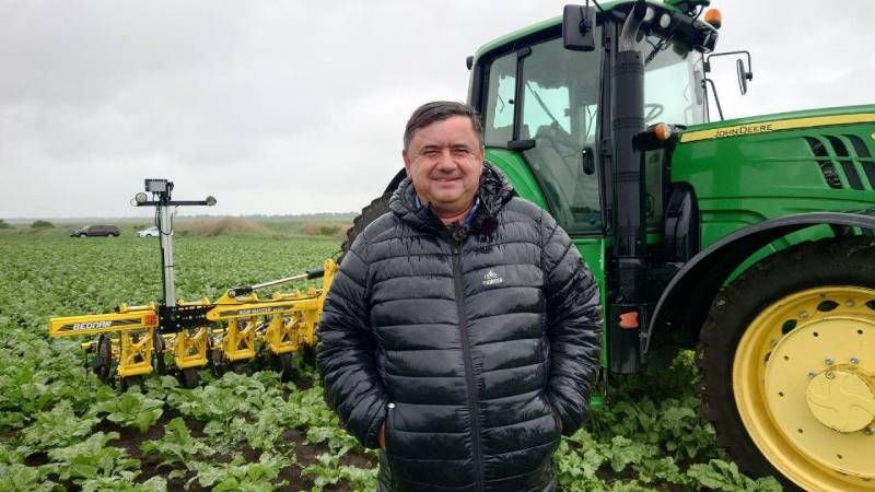 Олександр Широкоступ, керівник ФГ «Широкоступ», під час проведення культивації цукрового буряку міжрядним культиватором BEDNAR ROW-MASTER Олександр Широкоступ, керівник ФГ «Широкоступ», під час проведення культивації цукрового буряку міжрядним культиватором BEDNAR ROW-MASTER