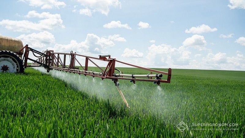 Обприскування Єврокомісія оновила допустимі ліміти залишків шести пестицидів у продуктах рослинництва: зміни набудуть чинності з 6 листопада