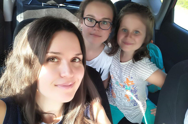 Дружина Миколи Соцького із доньками