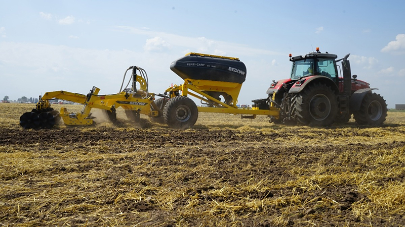 Глибокорозпушувачі BEDNAR TERRALAND TN 4000 D7R з бункером FERTI-CART FC 3500