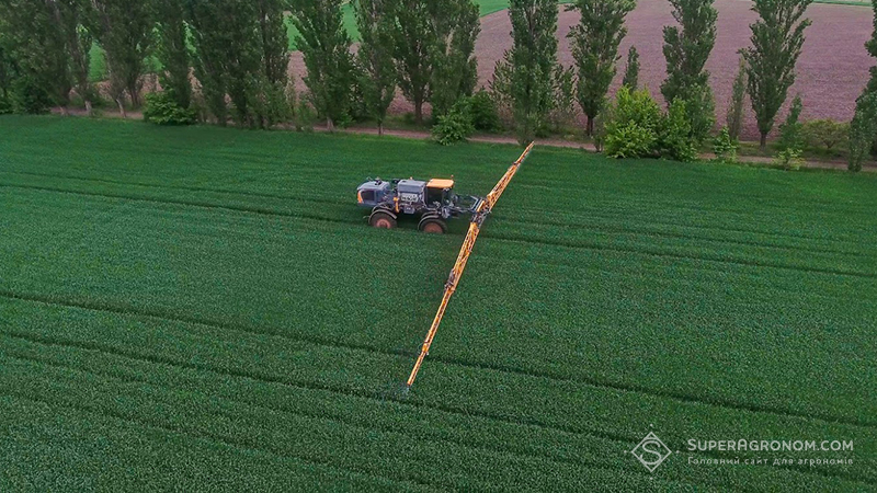 Обробка посівів пшениці пестицидами