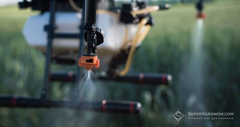 Обробька посівів агродроном