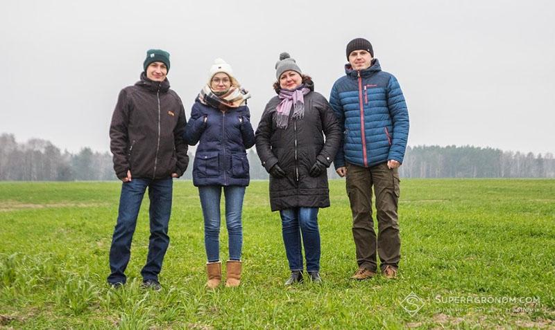 Команда проекту АгроПолігон КВС на полі жита господарства «Талісман-агро»