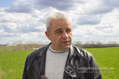 Сергій Байрачний, директор ТОВ Лан, показує поля господарства