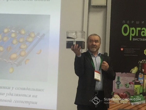 Леонід Фадєєв демонструє сита для калібрування насіння