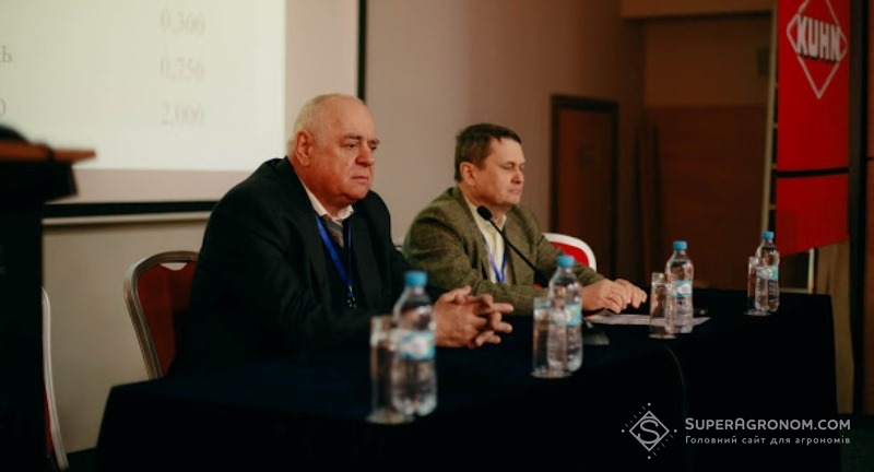 Володимир Іващенко, академік НААН (зліва)